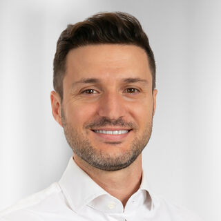 Portrait Bernard Raja Ausschnitt
